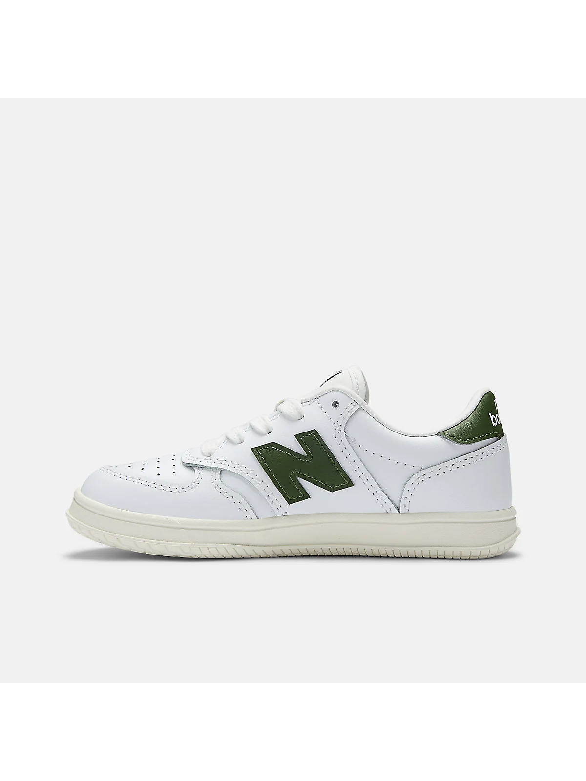 Нижняя часть кроссовок New Balance T500: светлая подошва с чёрным носком