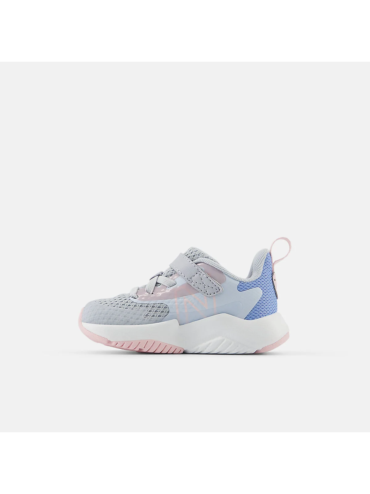 Сетчатый материал кроссовок New Balance с розовой вставкой и белой подошвой.