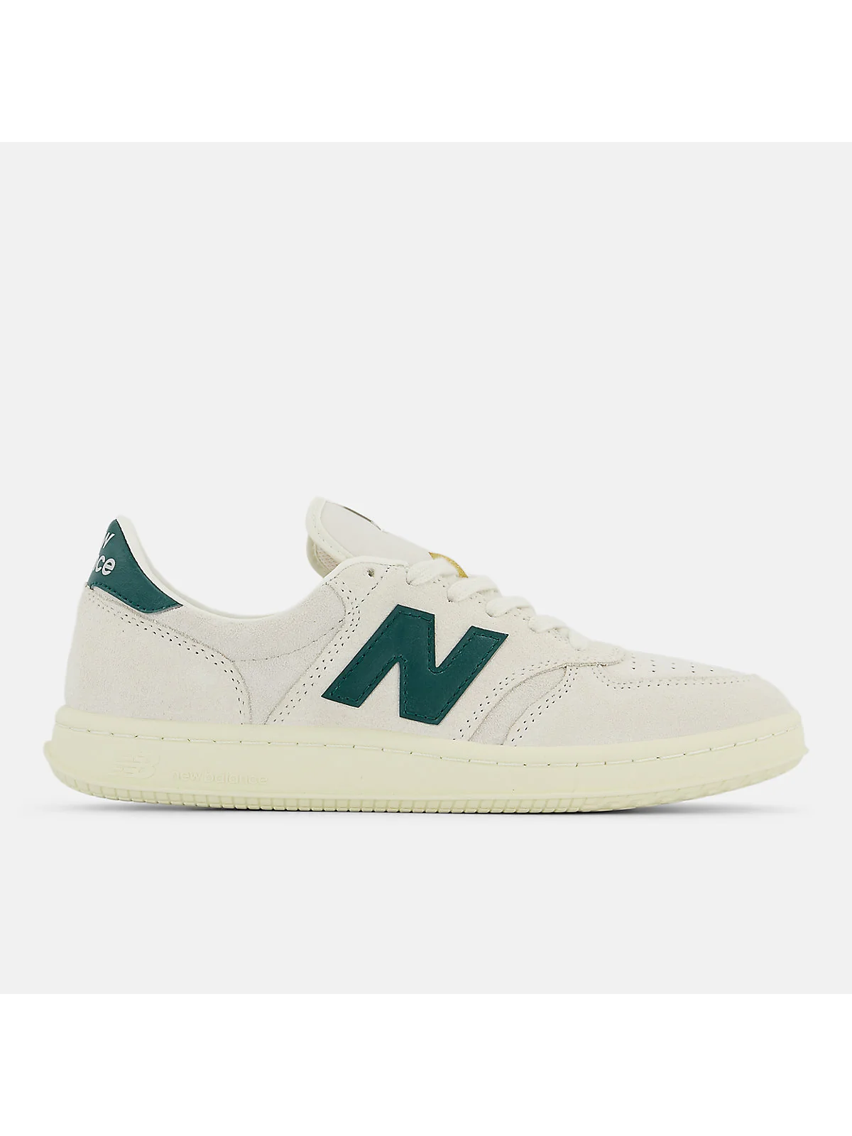 Белые кроссовки New Balance T500 с синим акцентом на пятке, вид сбоку.