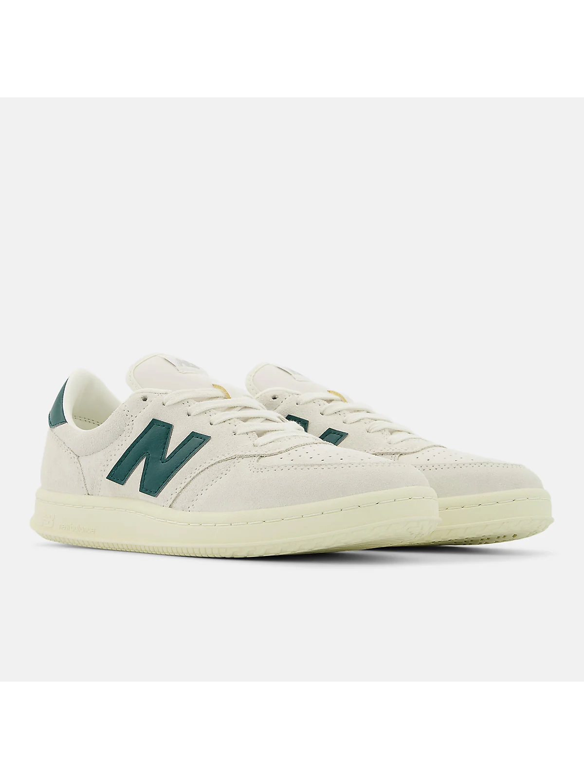 Белый кроссовок New Balance T500 со стороны пяток с синей вставкой и кремовой подошвой.