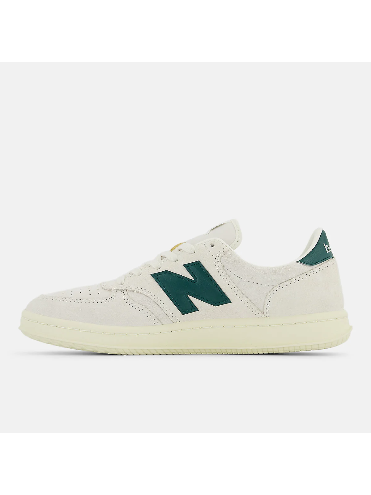 Гладкая белая кожа кроссовка New Balance T500 с синей пяткой и кремовой подошвой.