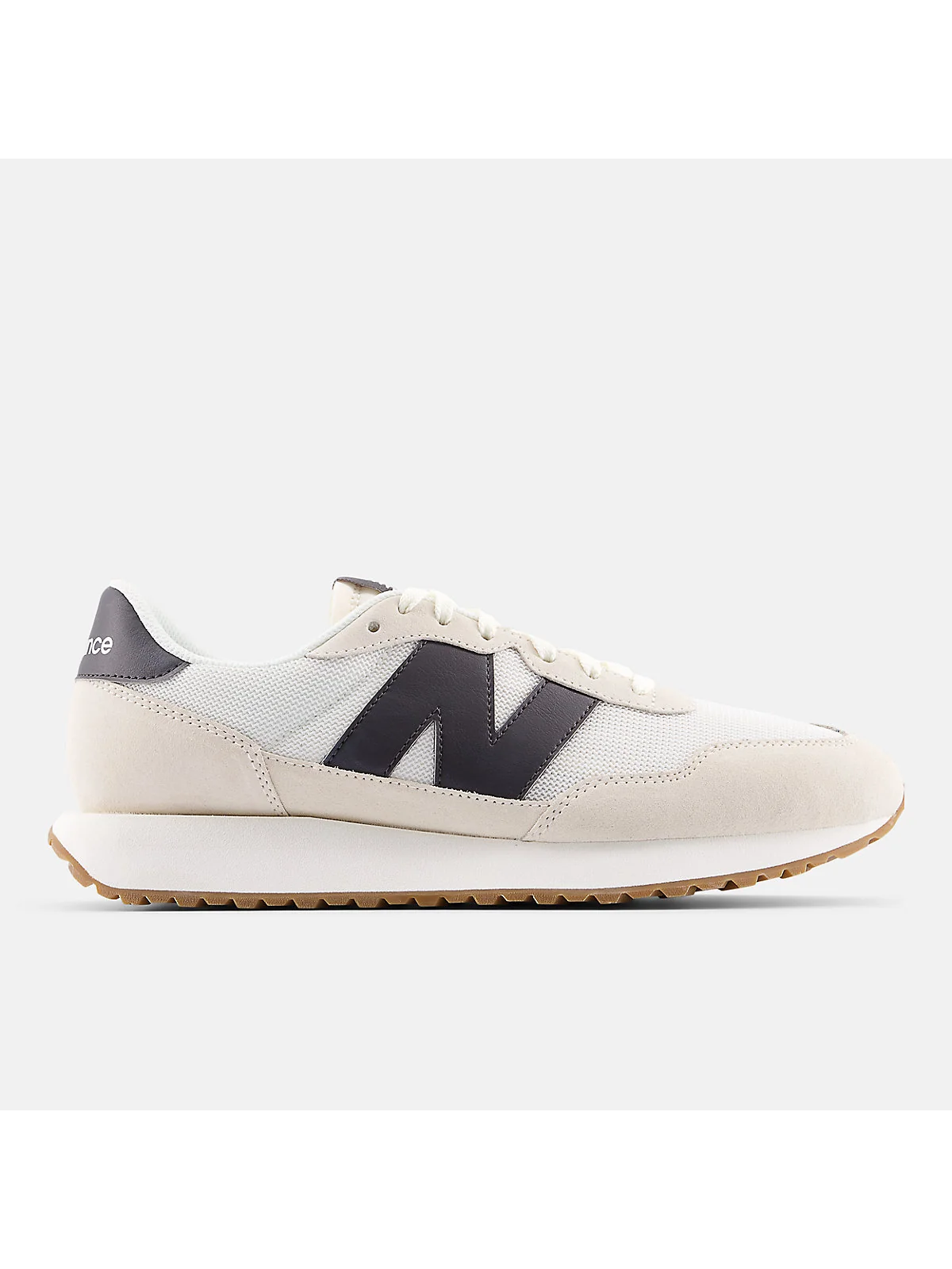 Кроссовки New Balance 237 молочно-чёрного цвета с резиновой подошвой, вид сбоку