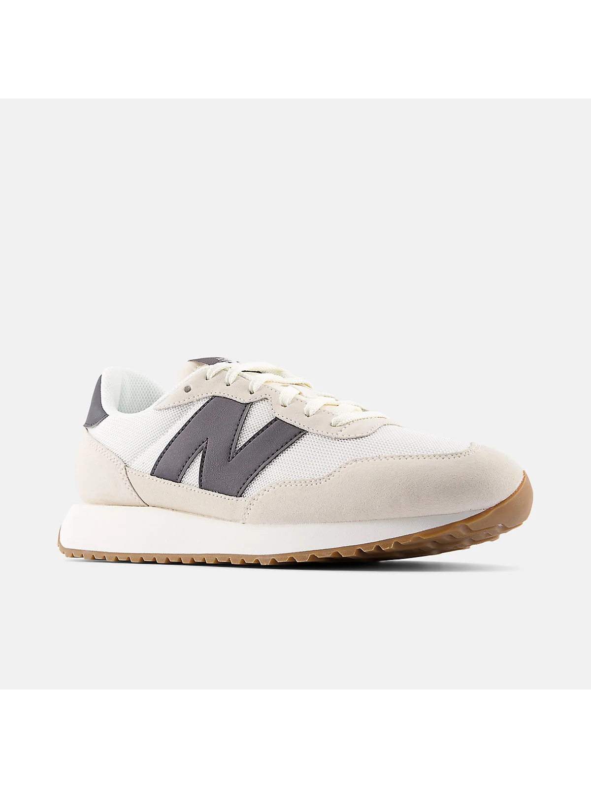 Кроссовки New Balance 237, вид сбоку с видимыми материалами и конструкцией