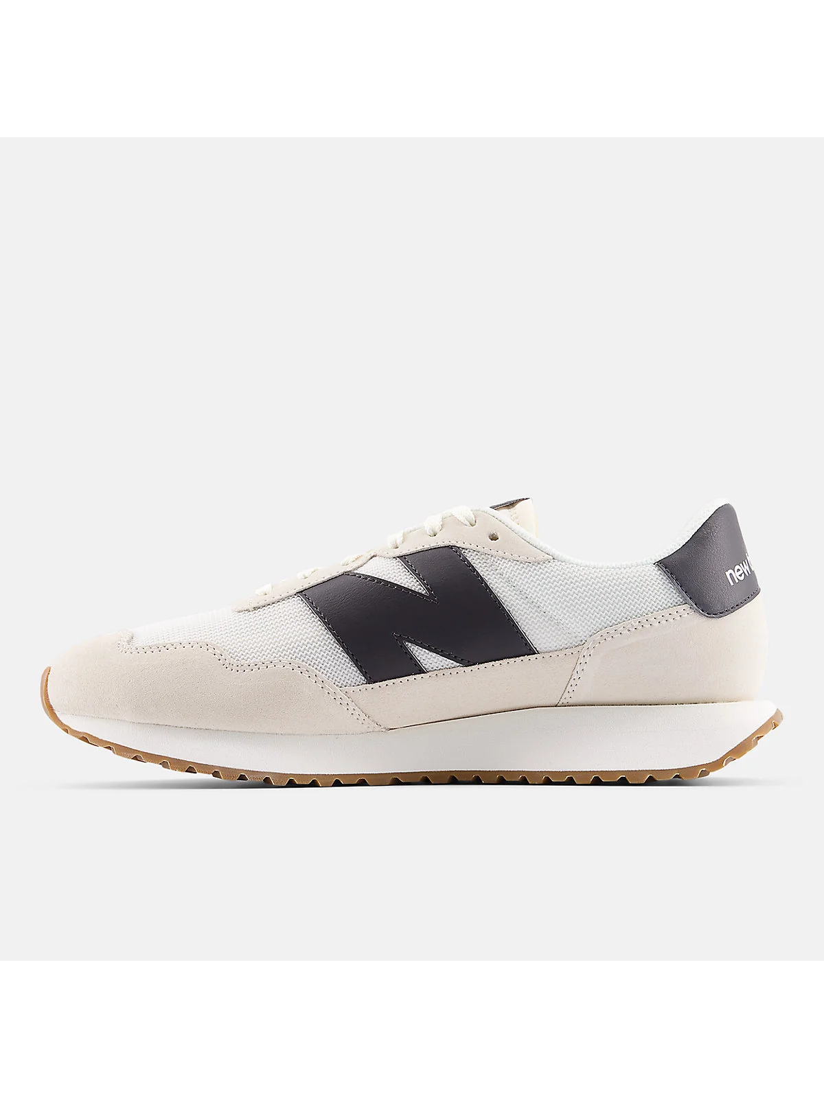 Подошва кроссовок New Balance 237 с протектором в ёлочку и логотипом
