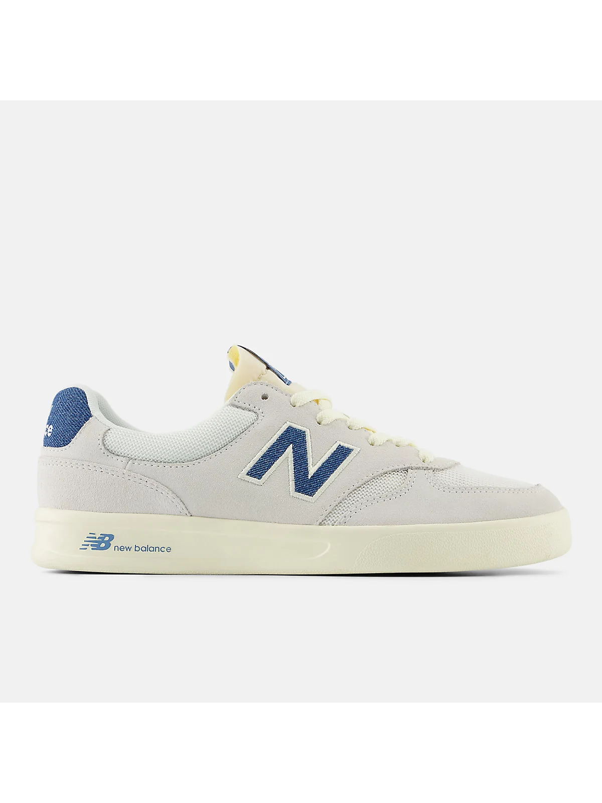 Светло-серые кроссовки New Balance 300 Court с голубым логотипом, вид сбоку