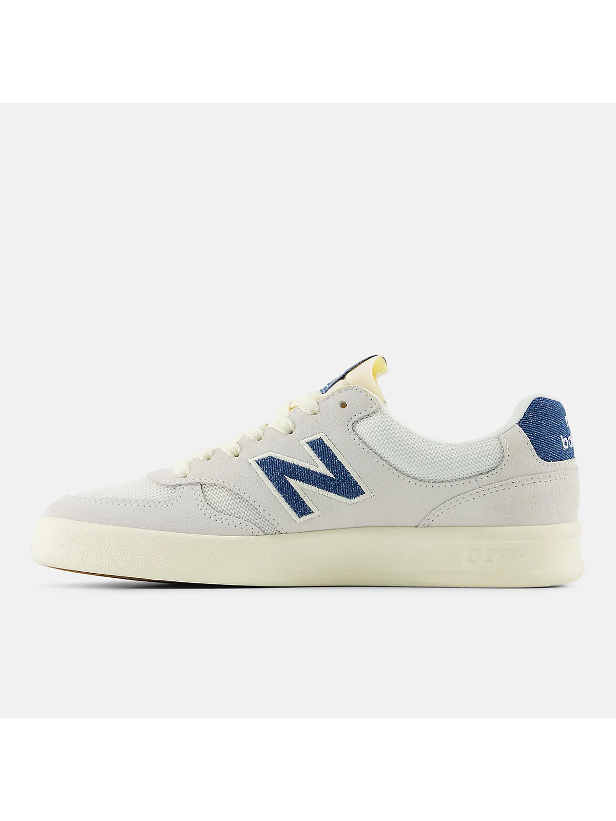 Подошва кроссовок New Balance 300 Court с логотипом и контрастной обшивкой