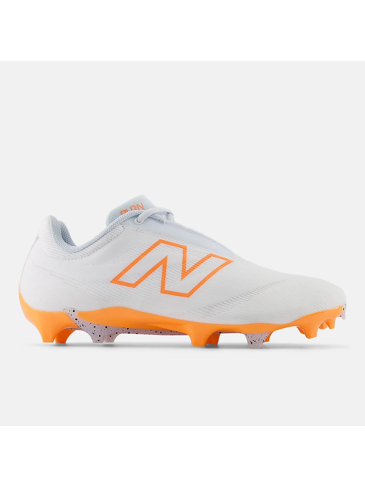Белые кроссовки New Balance BurnX4 с оранжевой подошвой, вид сбоку.