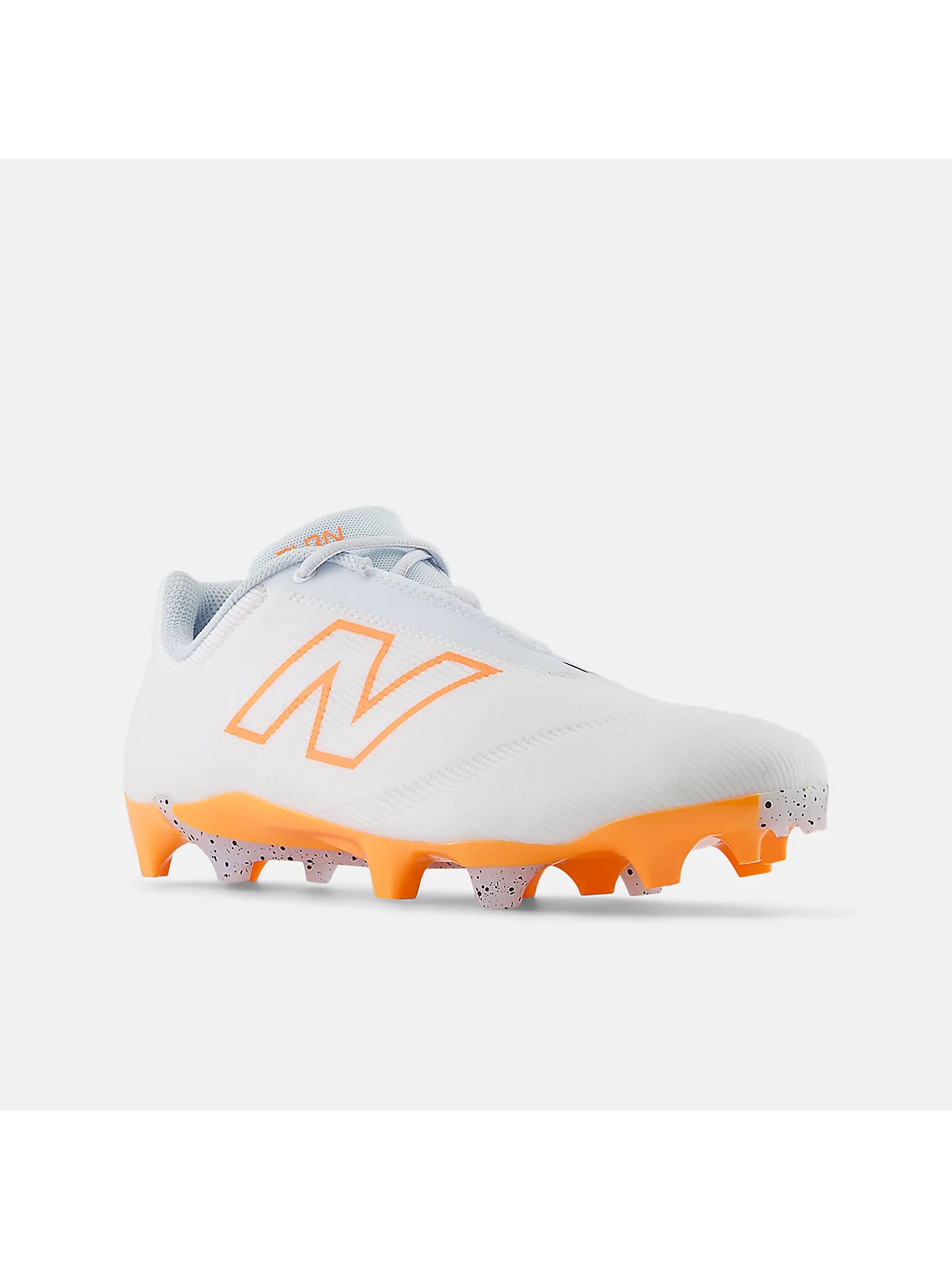 Нижняя часть кроссовок New Balance BurnX4 с оранжевыми шипами и белыми элементами.