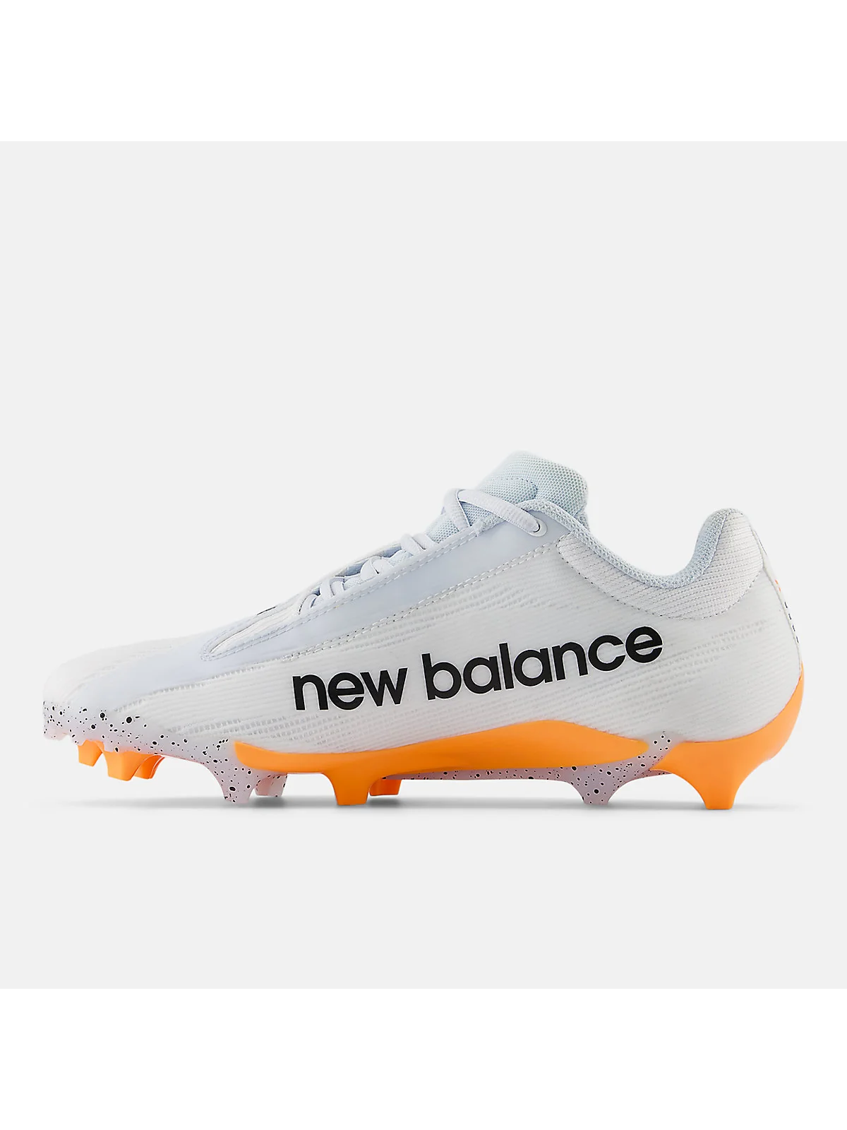 Логотип New Balance на боковой части кроссовок BurnX4, белый цвет.