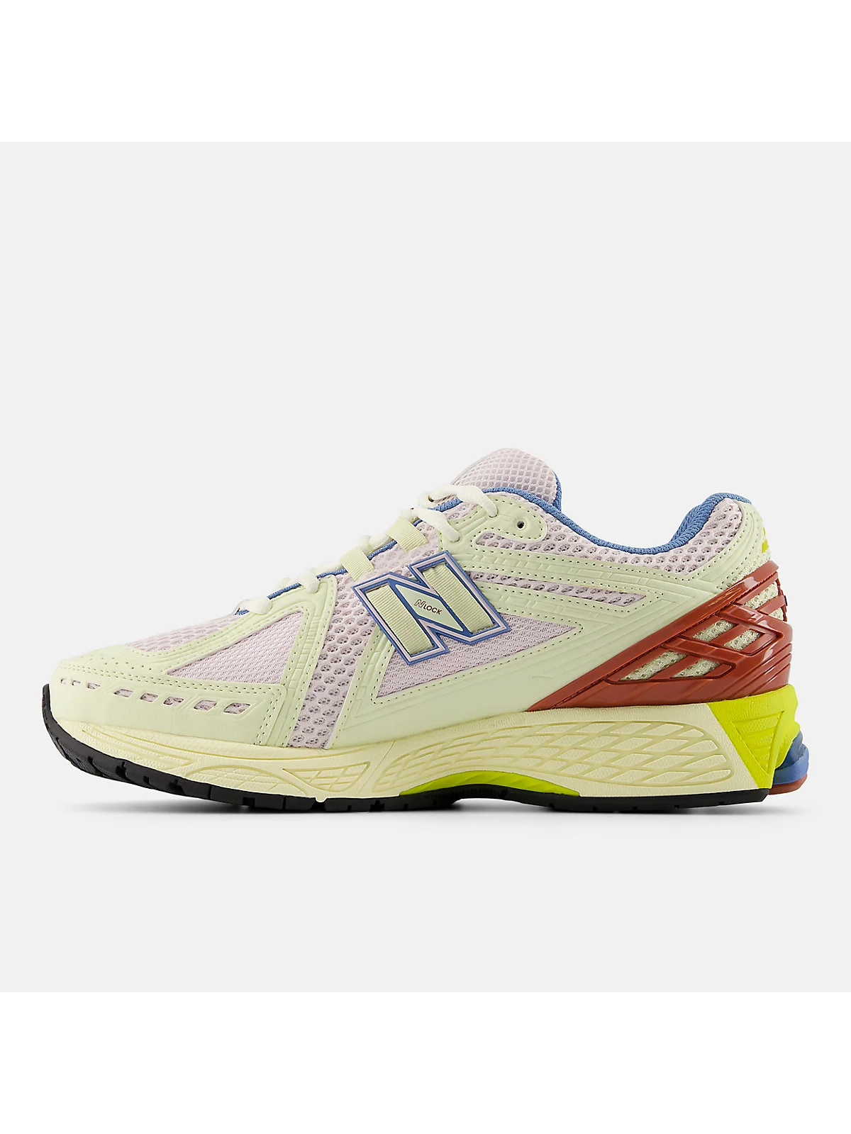 Деталь градиента и текстуры верха кроссовок New Balance 1906R.