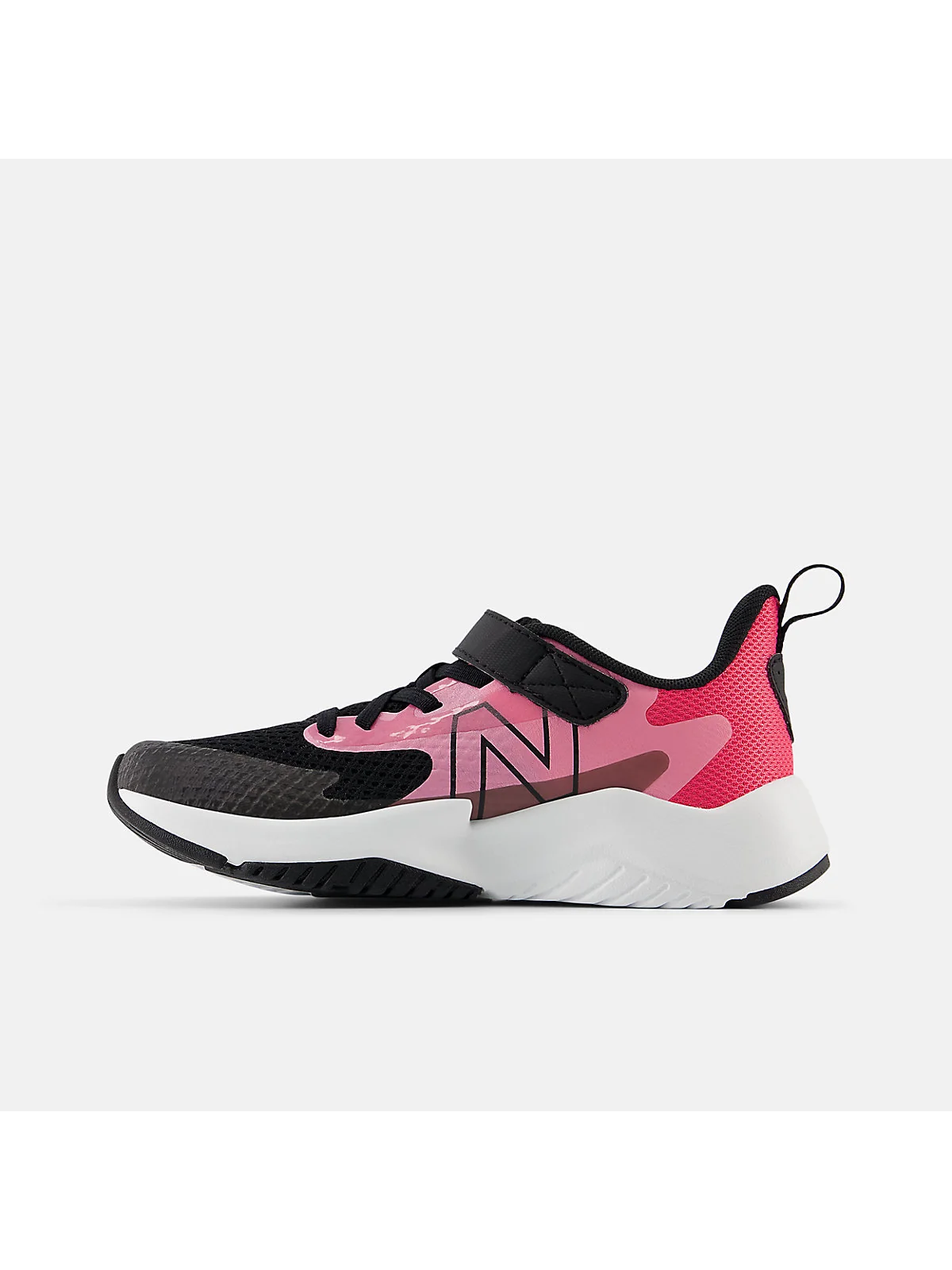 Крупный план ремешка и эластичной шнуровки кроссовок New Balance Rave Run v2