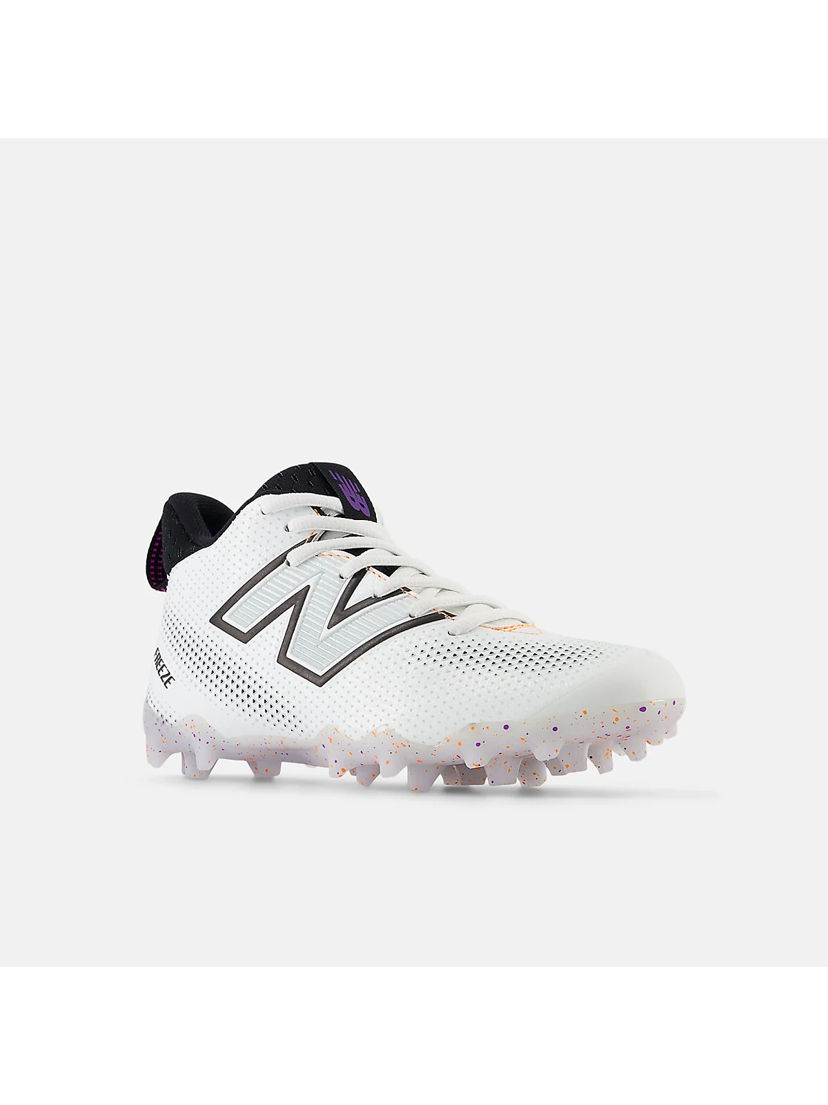 Белые бутсы New Balance FreezeLX v5 под другим углом