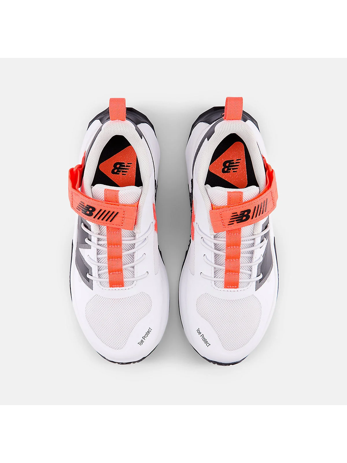 Крупный план логотипа и сетчатой конструкции New Balance FuelCell Play