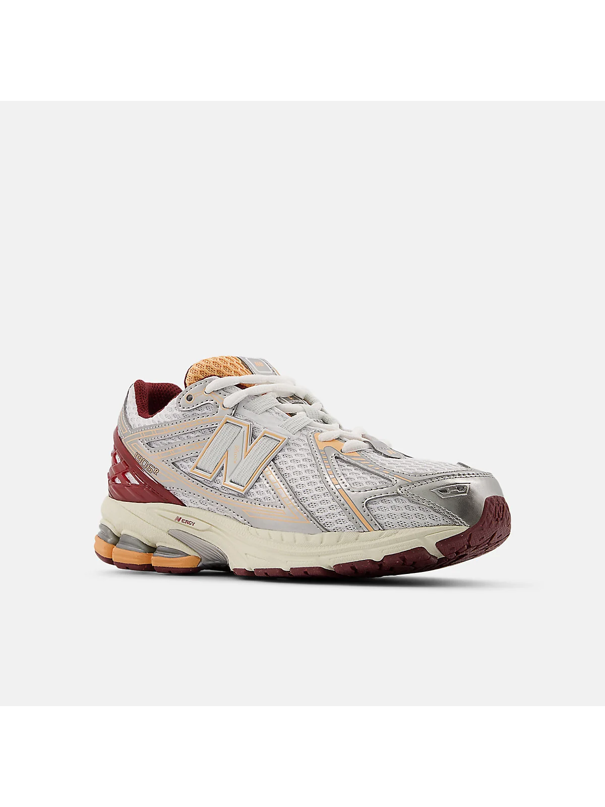 Серебристые кроссовки New Balance 1906 с золотыми вставками, вид спереди