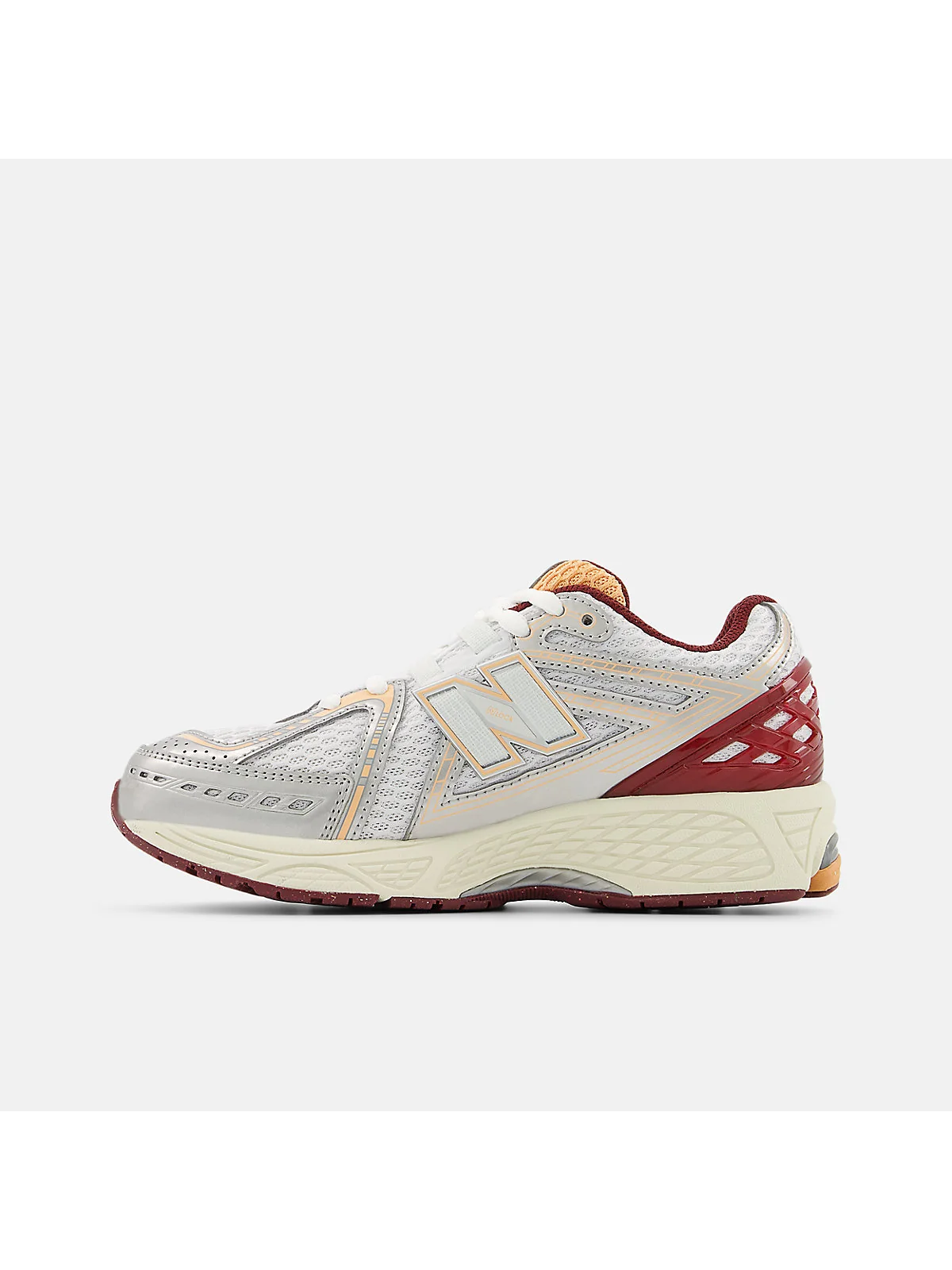 Крупный план металлического серебра и золотых деталей кроссовок New Balance 1906
