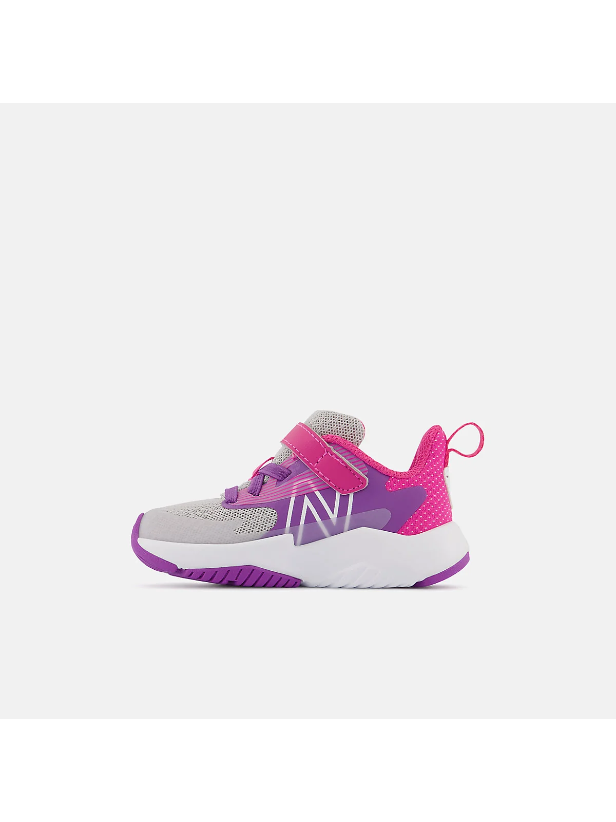 Крупный план эластичного ремешка и материалов кроссовок New Balance Rave Run v2