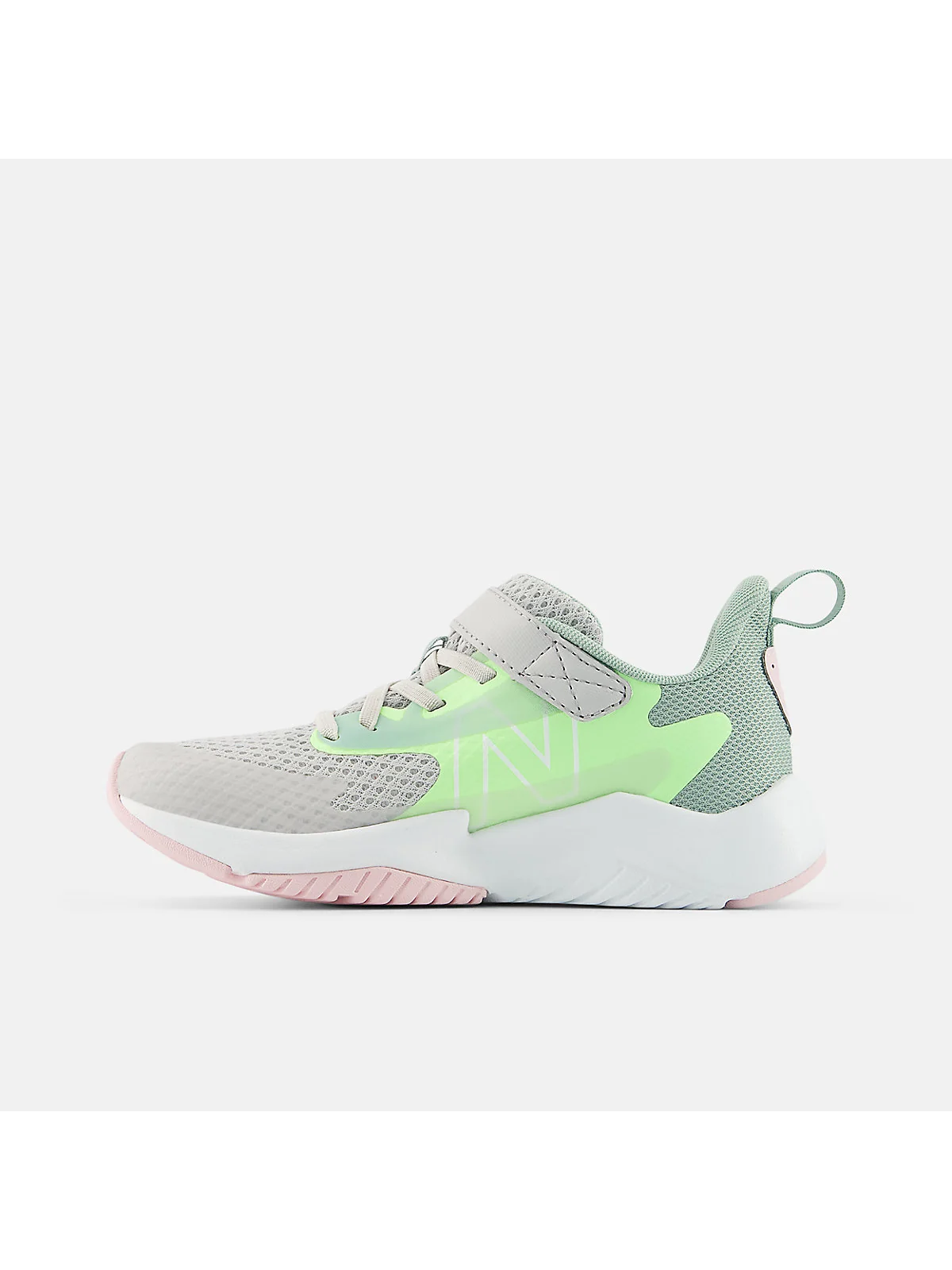 Крупный план материалов и неоновых деталей кроссовок New Balance Rave Run v2