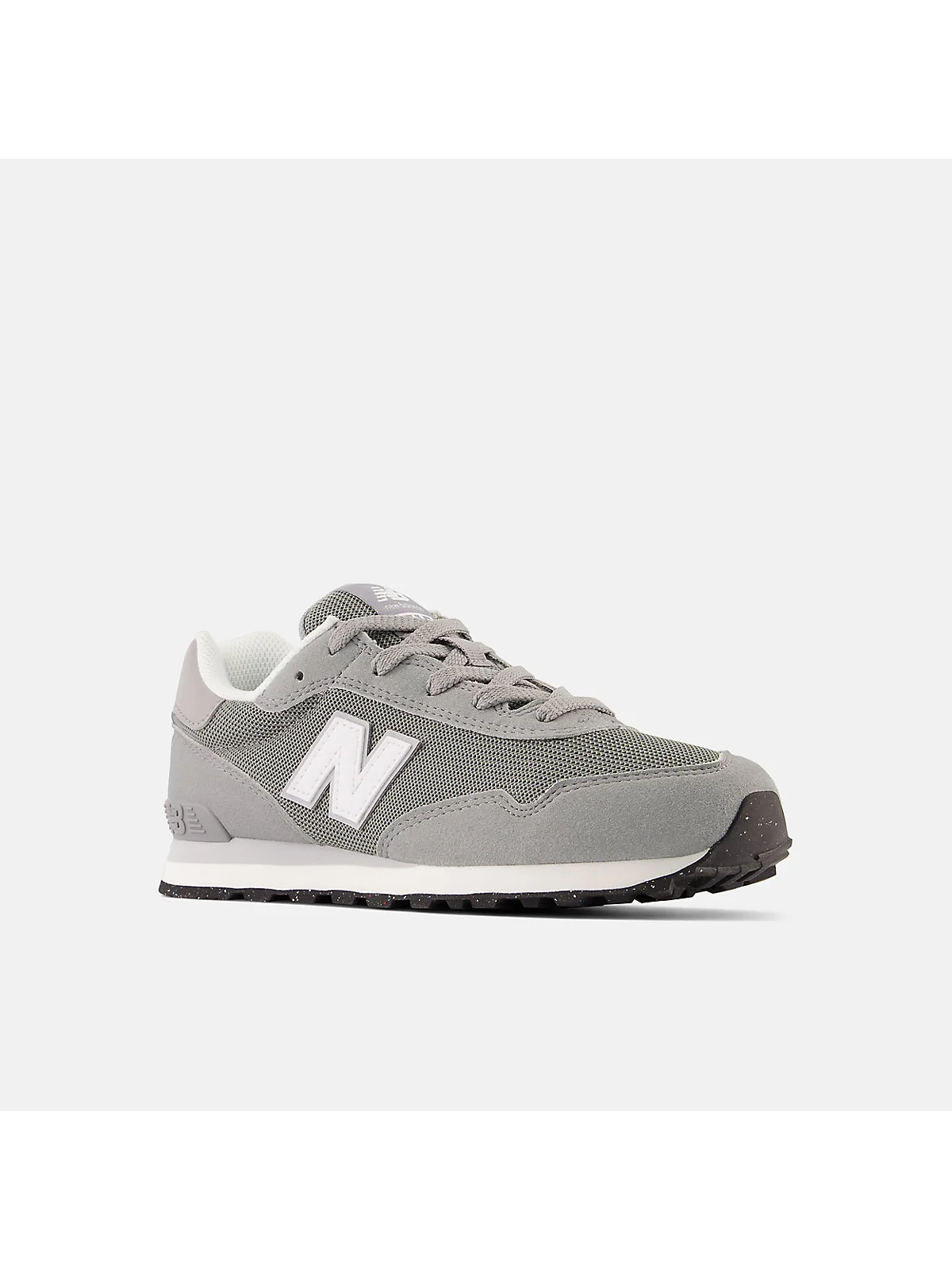 Чёрно-белые детские кроссовки New Balance 515, ракурс три четверти