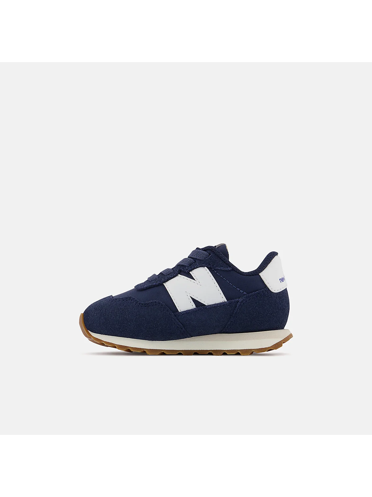 Подошва детских кроссовок New Balance 237 серо-мульти, вид сзади.