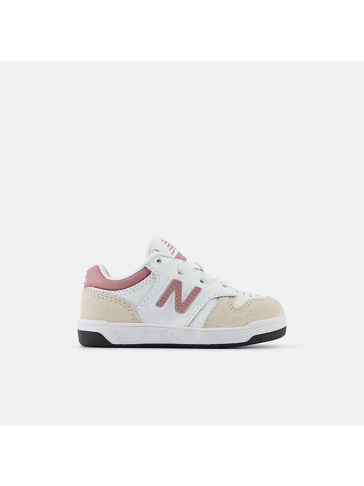 Белые детские кроссовки New Balance B480 с розово-красным логотипом, вид спереди.