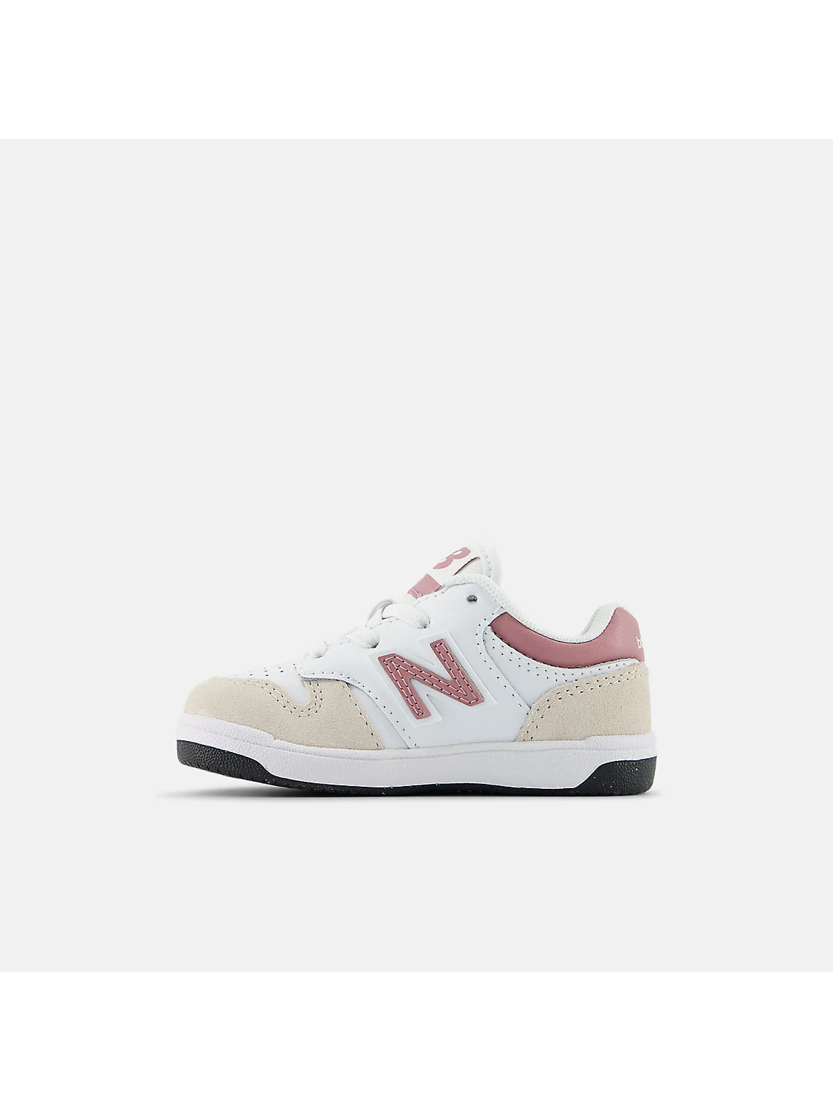 Подошва белых детских кроссовок New Balance B480 с красными акцентами, вид сзади.