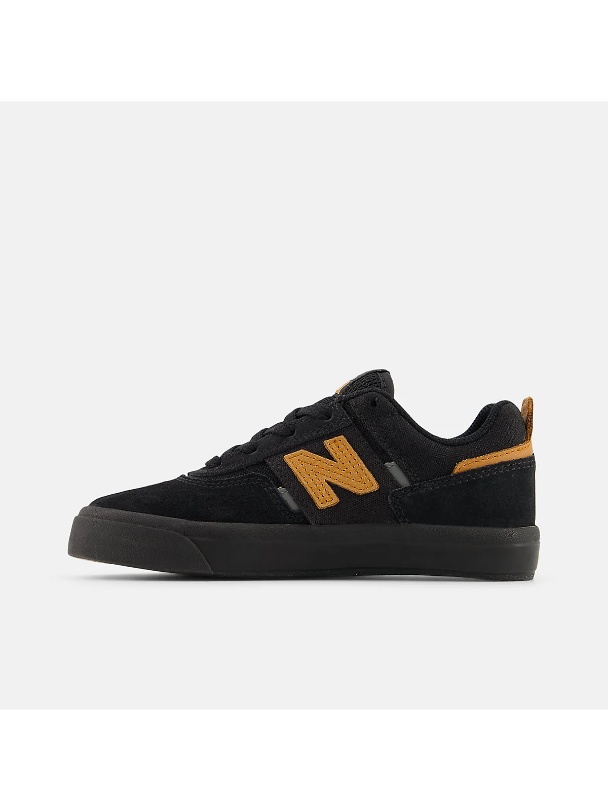 Подошва детских кроссовок New Balance белого цвета с коричневым накладом и рельефным протектором