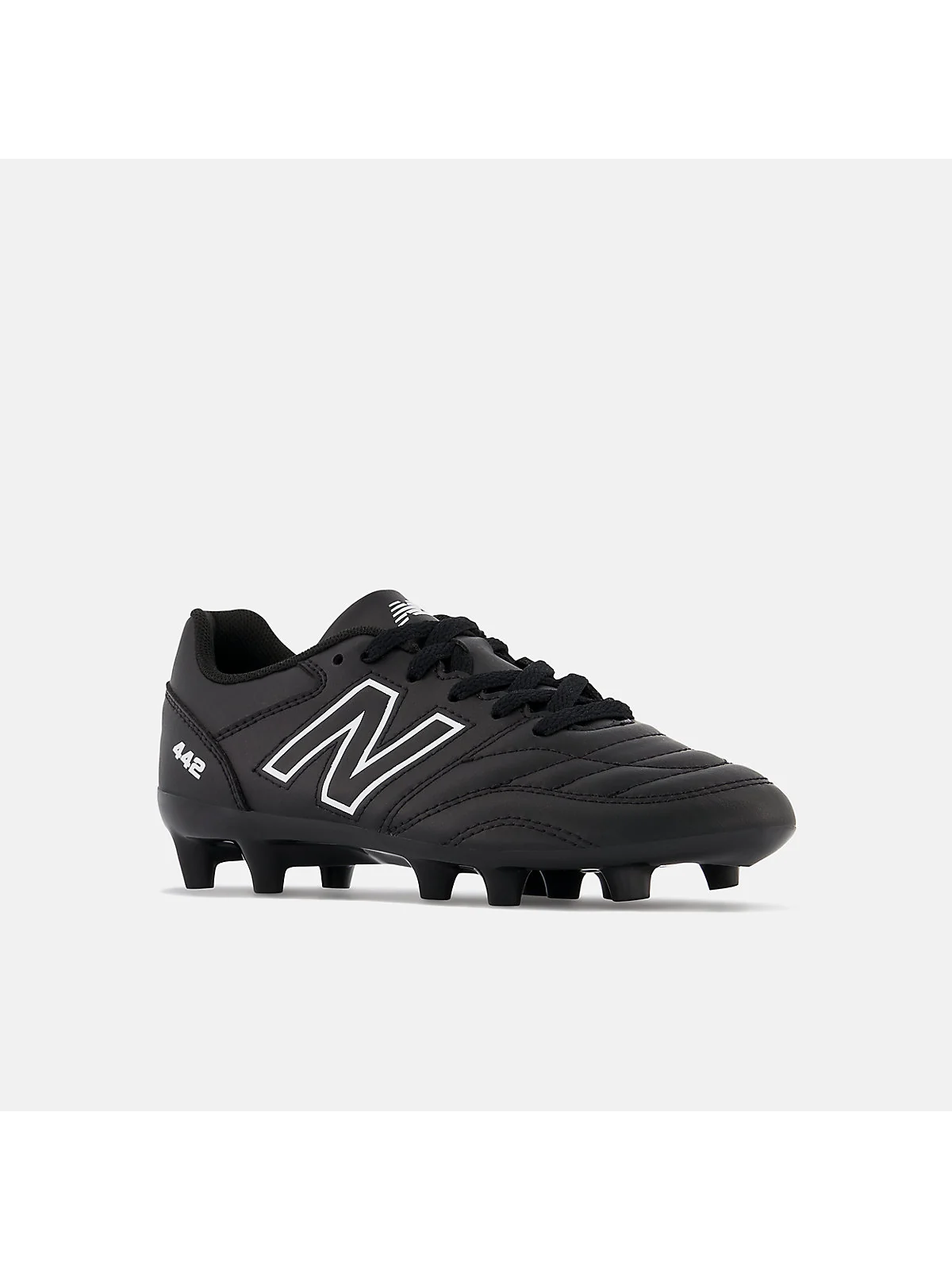 Чёрные бутсы New Balance 442 снизу, видны шипы подошвы