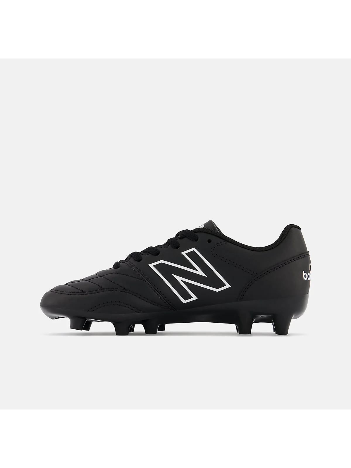 Чёрные футбольные бутсы New Balance 442 V2 с другого ракурса