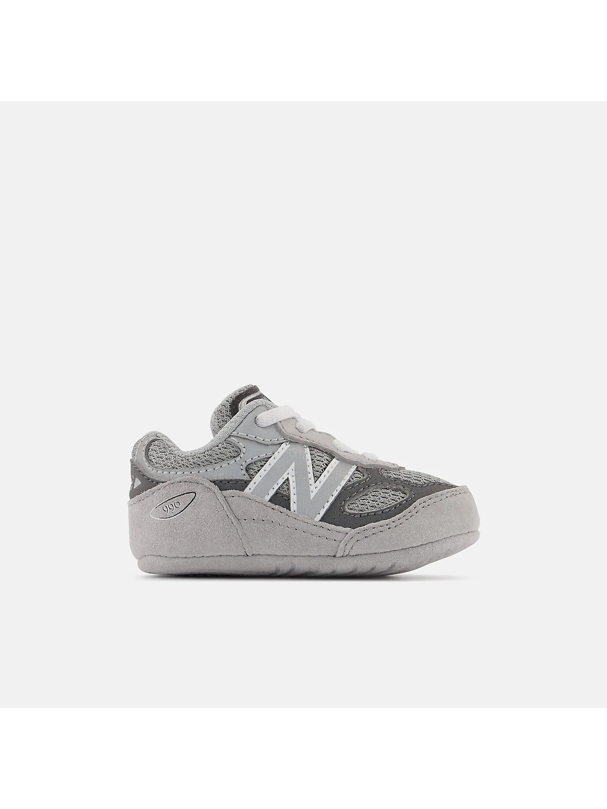 Серые кроссовки New Balance FuelCell с серебристыми деталями, вид сбоку