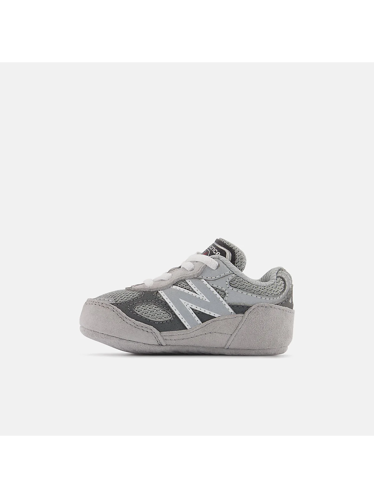 Крупный план застёжки на липучке детских кроссовок New Balance