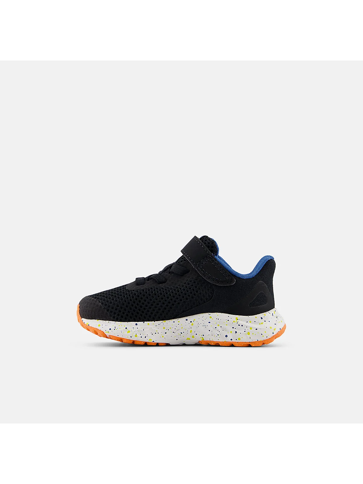 Чёрные кроссовки New Balance сзади, видна оранжевая пятка