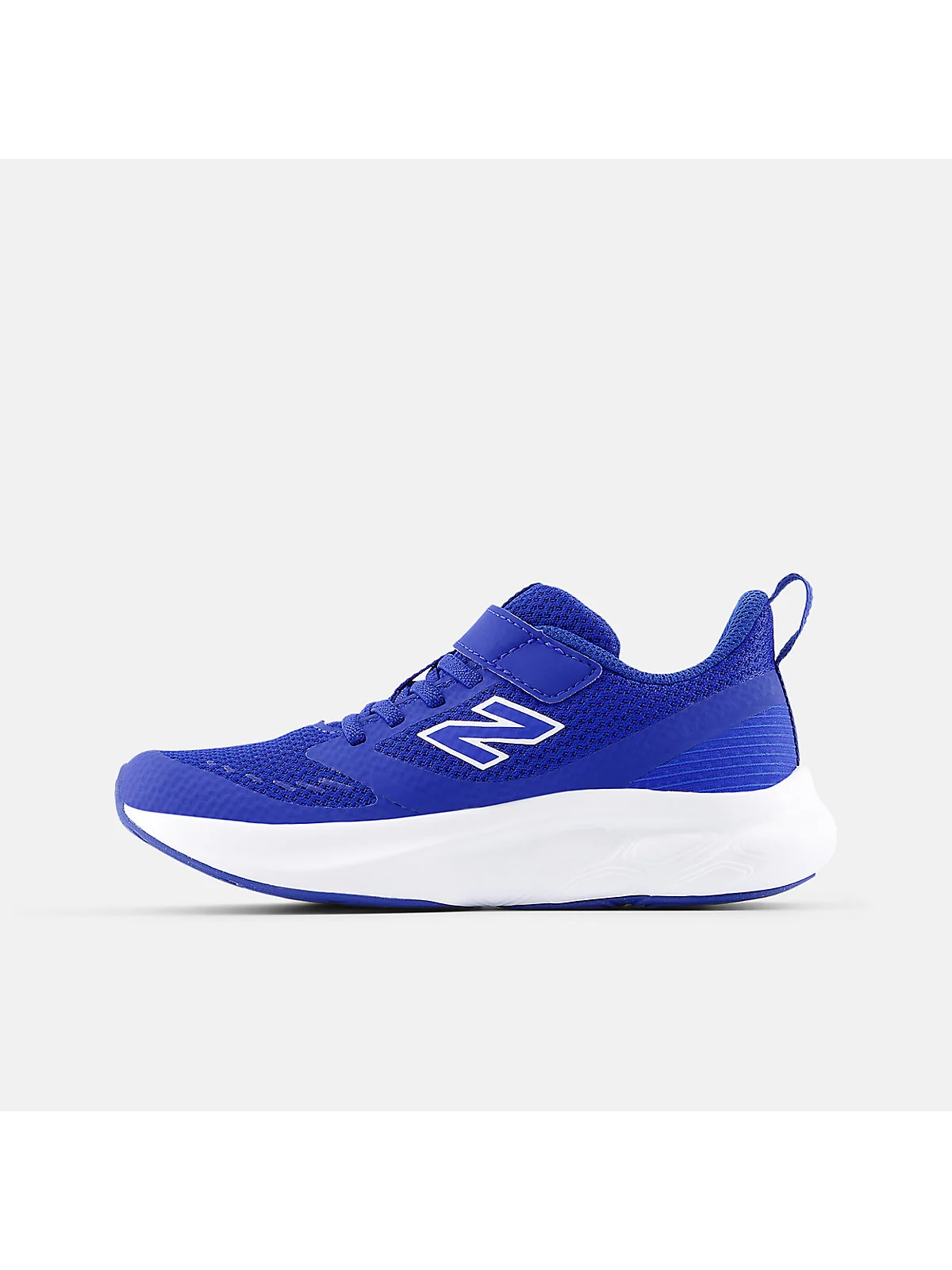 Крупный план сетчатого верха и ремешка кроссовок New Balance 625