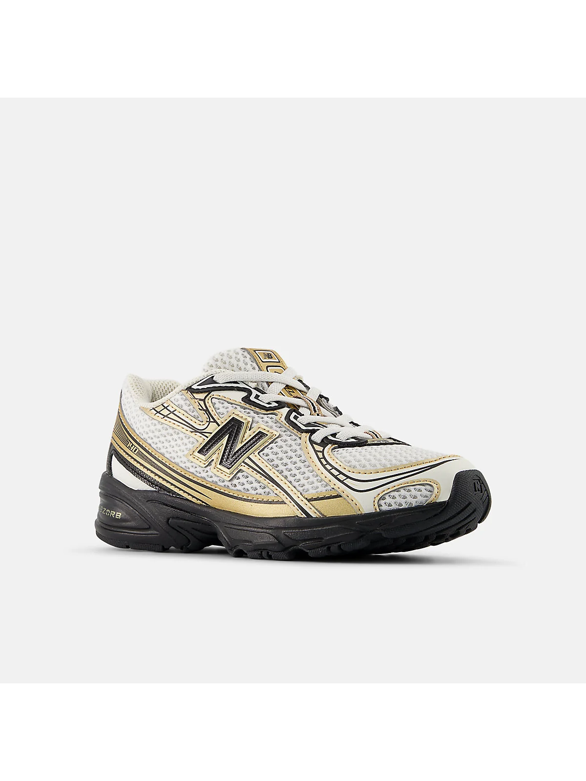 Кроссовки New Balance 740 бежевые, вид спереди с сетчатой структурой.