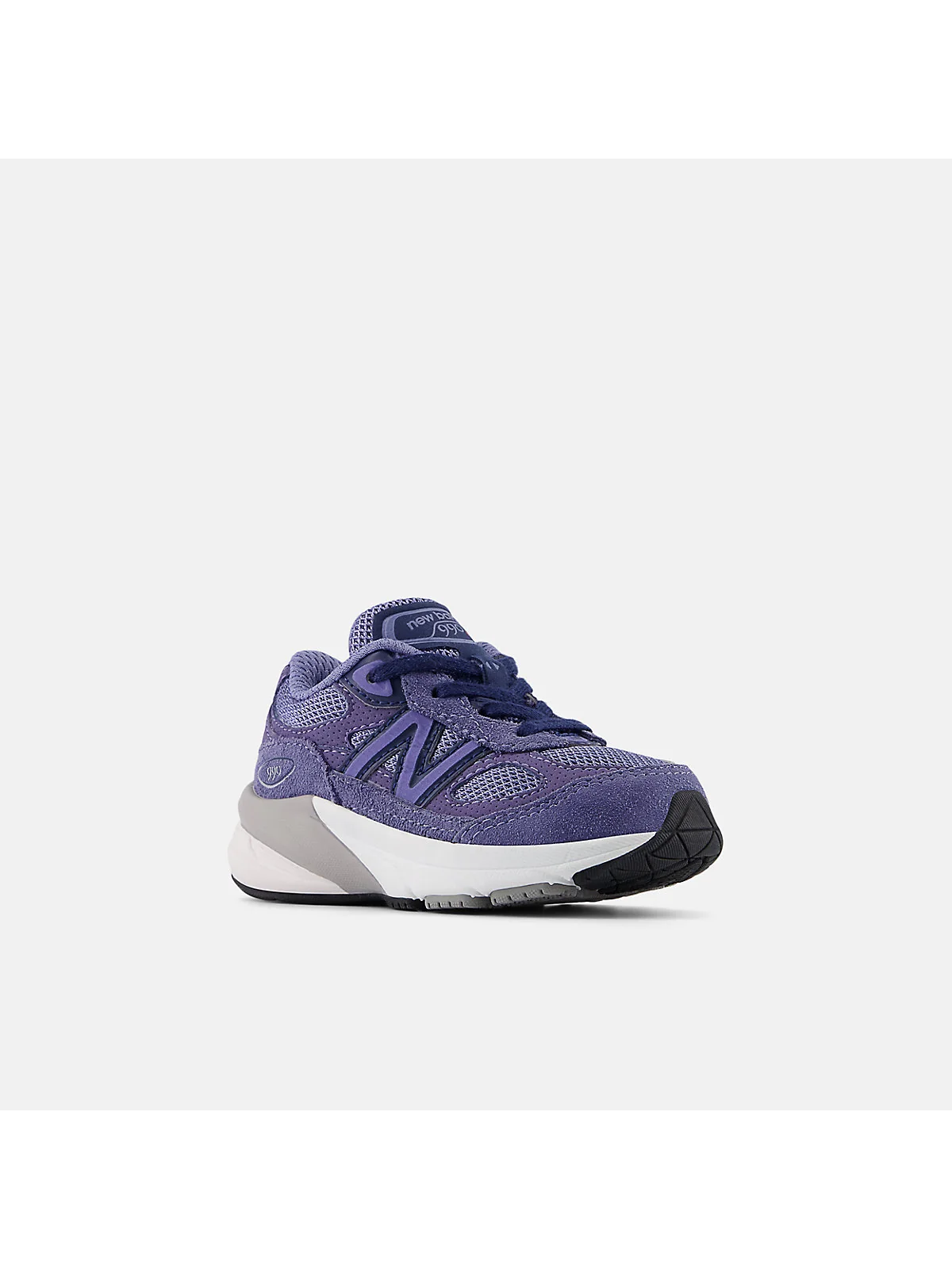 Фиолетовые кроссовки New Balance 990v6 детские, ракурс спереди.