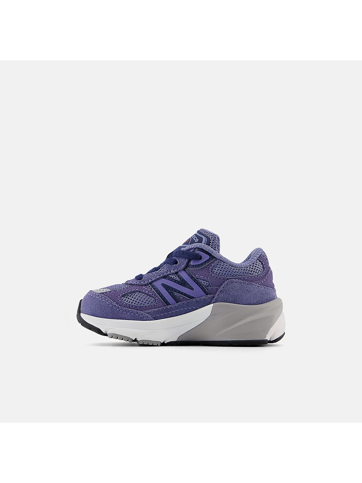 Детские кроссовки New Balance 990v6 фиолетовые, вид спереди.