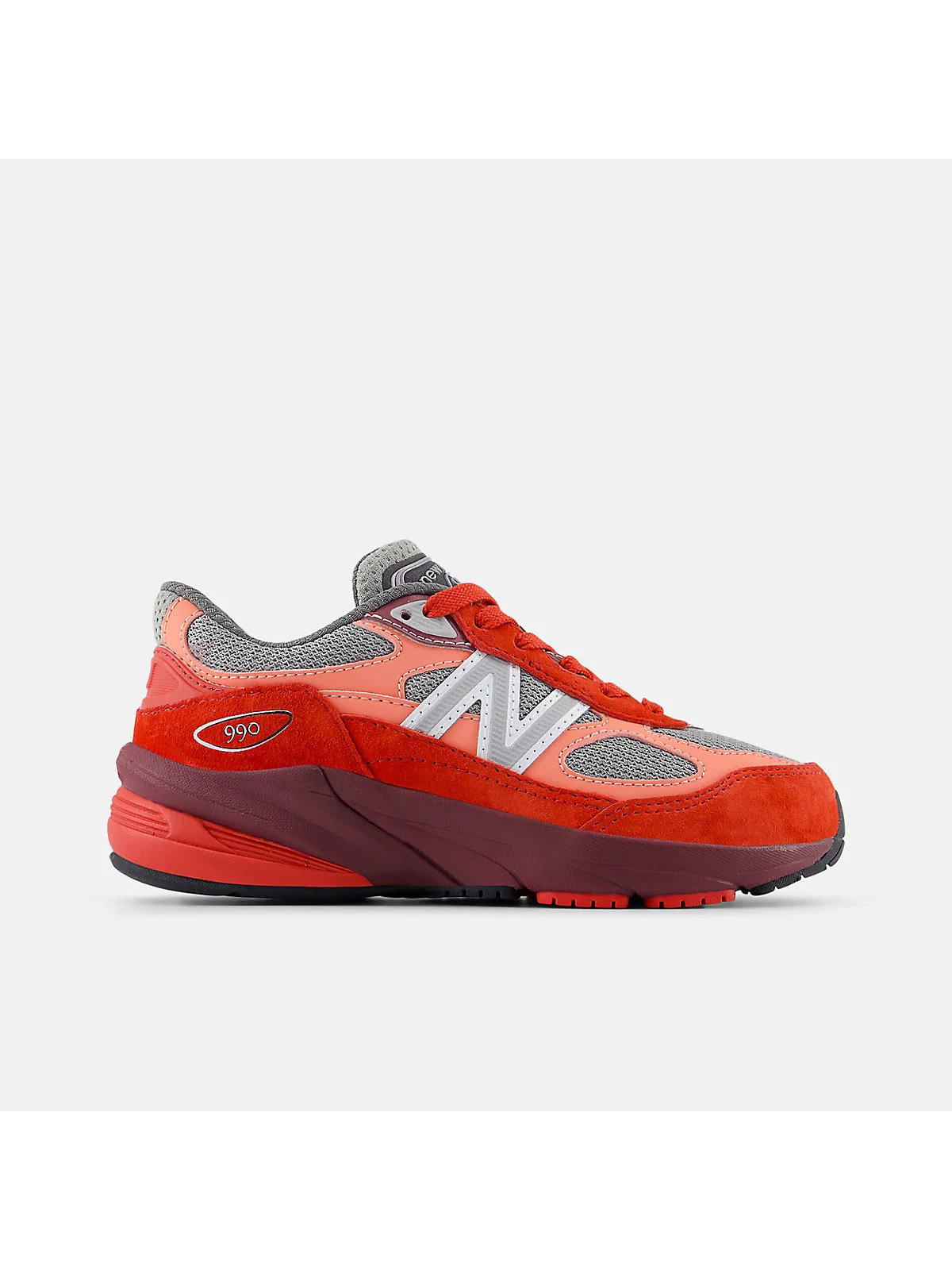 Красные детские кроссовки New Balance 990v6, боковой вид.