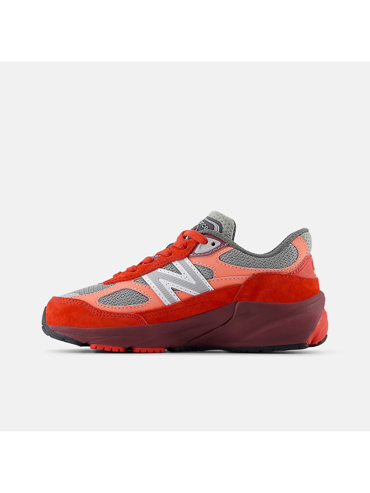 Детские кроссовки New Balance 990v6 красные, перспективный ракурс.