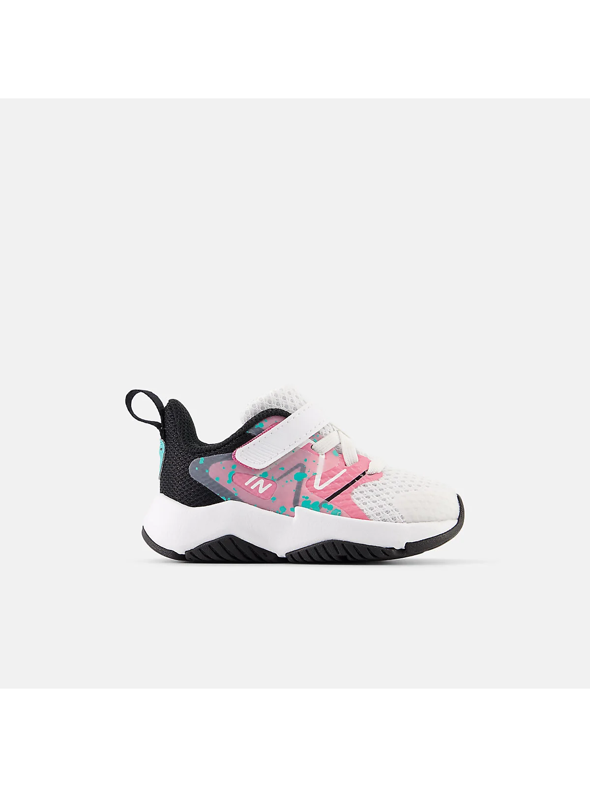 Синие кроссовки New Balance Rave Run v2 с зеленой подошвой, вид сбоку.