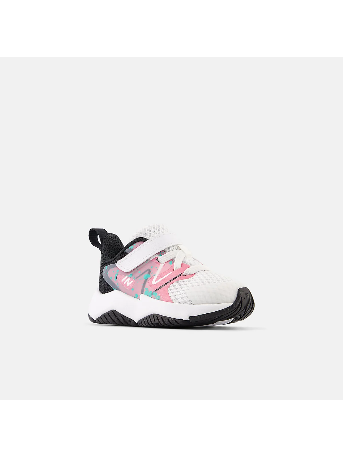 Синие кроссовки New Balance Rave Run v2 с яркой подошвой, ракурс спереди.