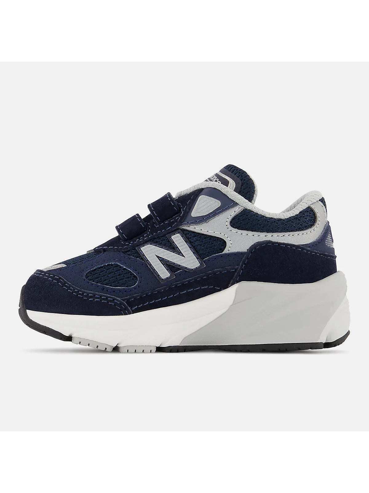 Детские кроссовки New Balance 990v6 тёмно-синие, крупный план текстуры