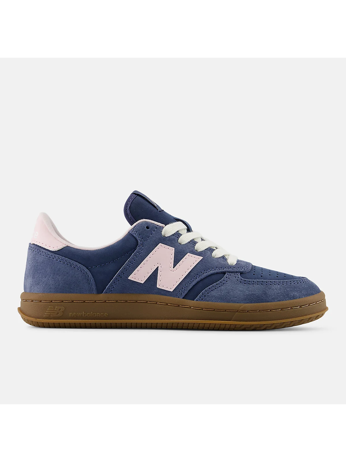 Синие кроссовки New Balance T500 с розовым воротником, вид сбоку.