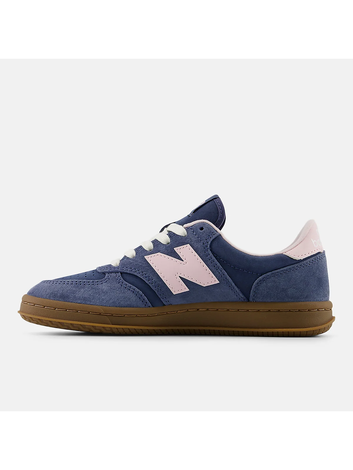 Подошва кроссовок New Balance T500 с коричневым каучуком.