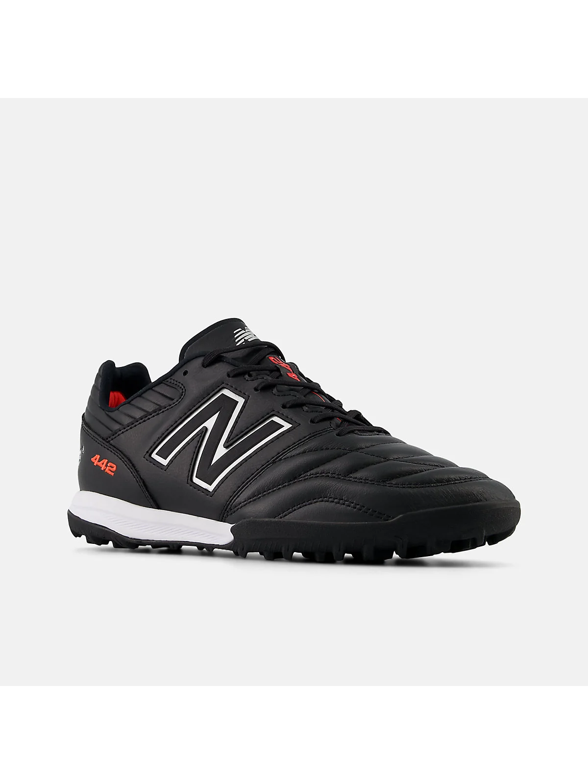 Чёрные футбольные бутсы New Balance 442 PRO TF V2, угловой вид