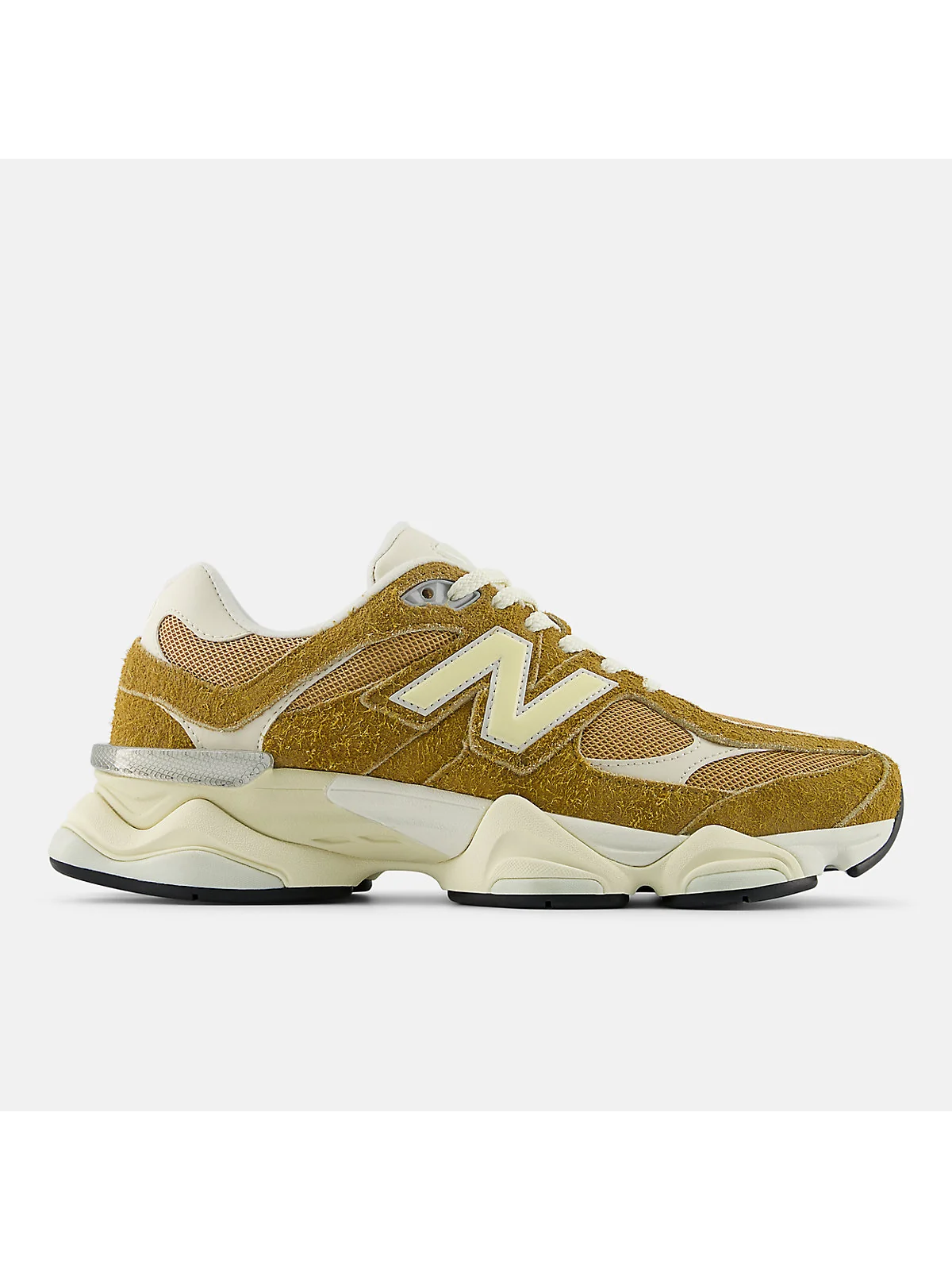 Бежевые кроссовки New Balance 9060 степного тона с белым логотипом, вид сбоку.