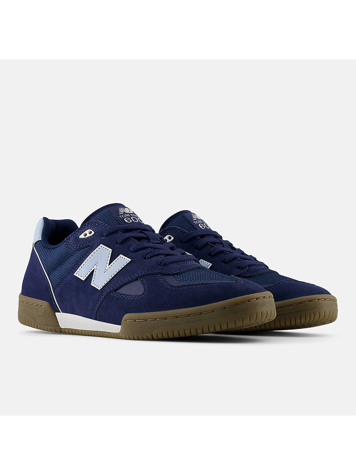 Синие кроссовки New Balance Tom Knox 600 под углом, вид трёхчетвертной.