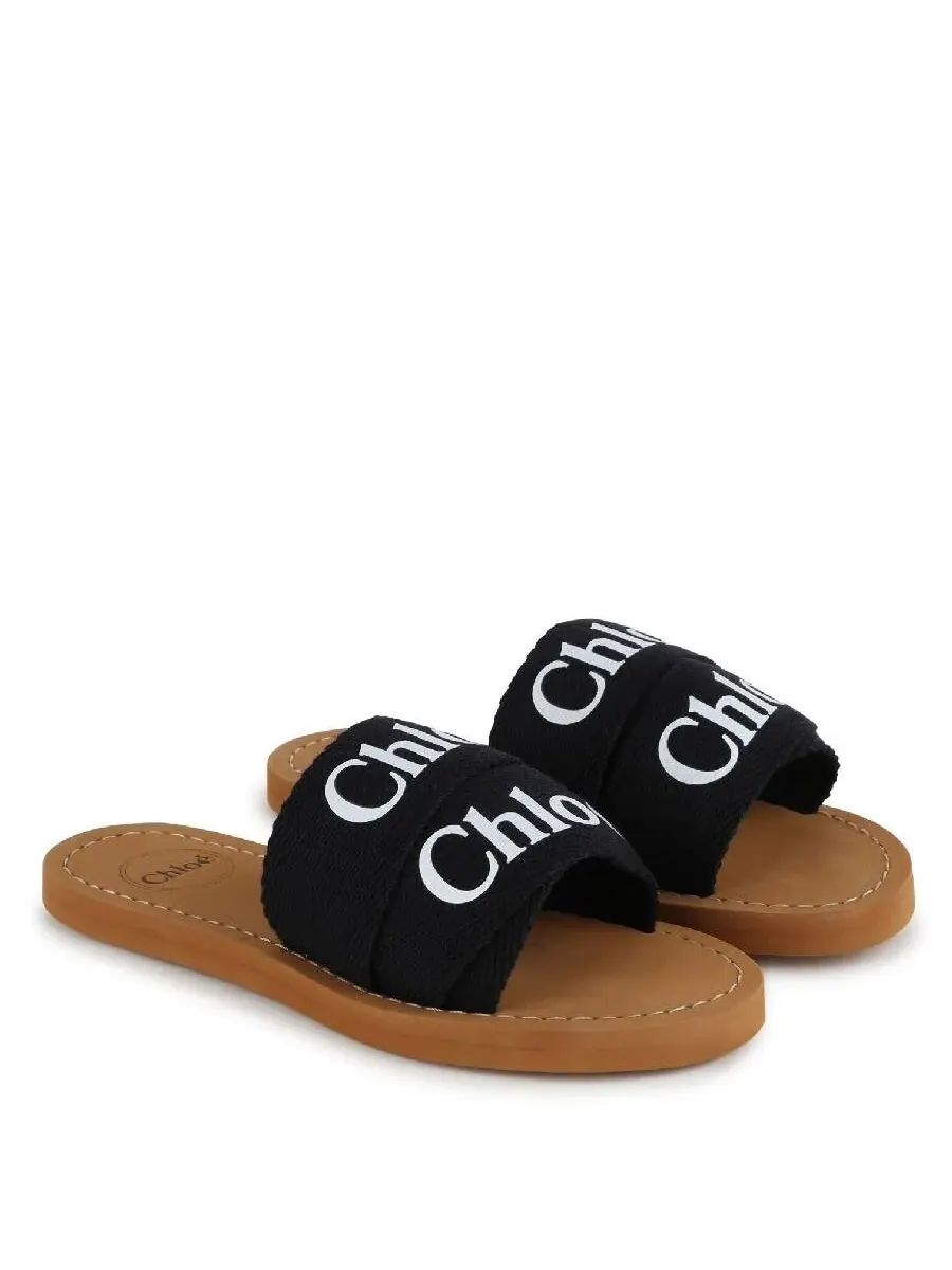 Детские сандалии Chloé с плоской подошвой и логотипом — изображение 2 из 4, черный