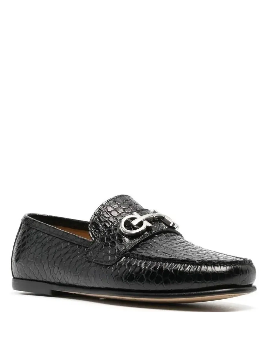 Лоферы Ferragamo с отделкой под крокодила и украшением Gancini — изображение 2 из 3, черный