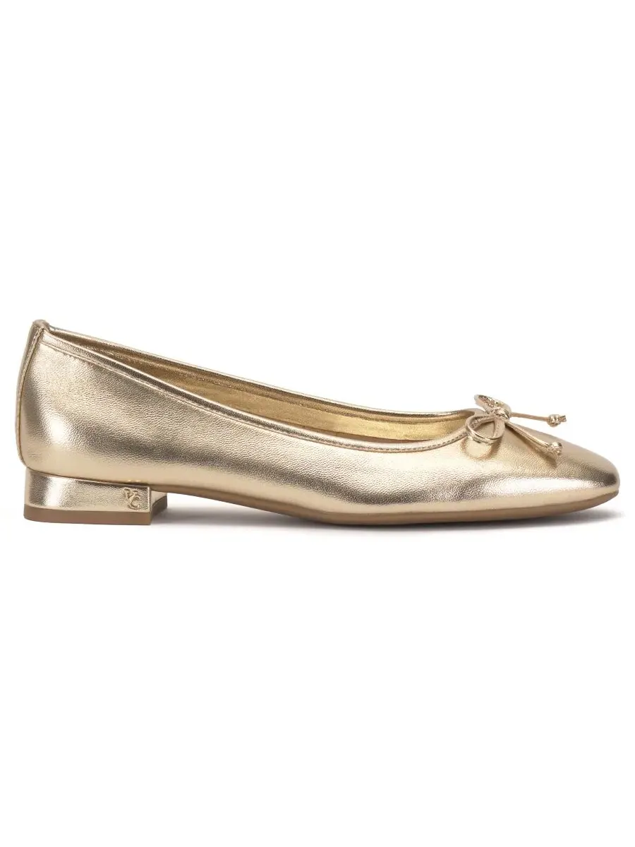 Балетки на каблуке Jenlea Block Heel Vince Camuto — изображение 2 из 5, золотистый металлик