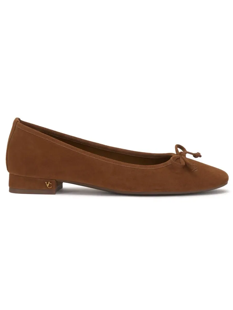 Балетки на каблуке с бантом Jenlea Burnt Sugar Suede Vince Camuto — изображение 2 из 5