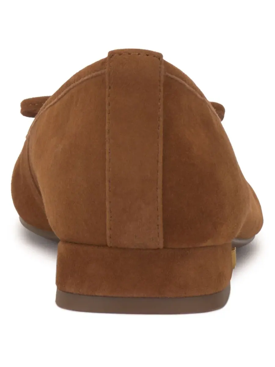 Балетки на каблуке с бантом Jenlea Burnt Sugar Suede Vince Camuto — изображение 3 из 5